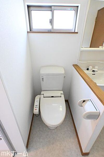 温水洗浄便座付きのトイレです！もちろん窓もあり換気もしっかり出来ます！