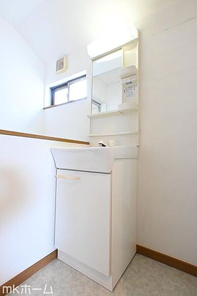 大きな鏡と洗面台が付いた洗面化粧台は収納も豊富！買い置きした日用品などまとめて収納する事が出来ます！