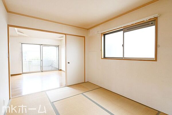 リビング横の和室は多目的に利用可能な空間です！お子様の遊び場、また客間として多彩にご利用頂けます！