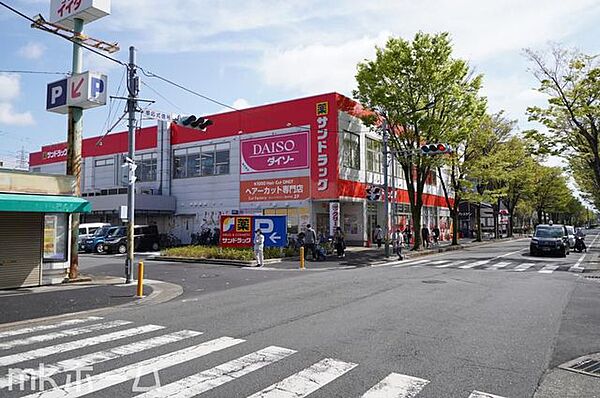 サンドラッグ新松戸店 徒歩9分。 700m