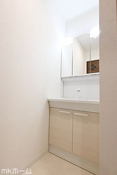 大きな鏡と洗面台が付いた洗面化粧台は収納も豊富！買い置きした日用品などまとめて収納する事が出来ます！