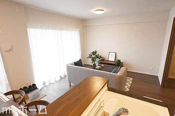 光あふれる開放的なリビングは自然と家族が集まる空間！家族団らんの時間を優しく見守るお住まいです！