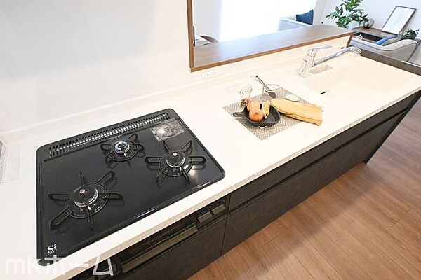 使い勝手の良いシステムキッチンを採用！作業スペースも広めにとられておりご家族でお料理が楽しめます！