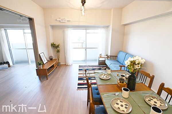 光あふれる開放的なリビングは自然と家族が集まる空間！家族団らんの時間を優しく見守るお住まいです！