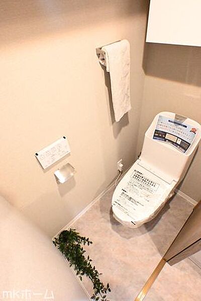 温水洗浄便座付きのトイレです！クリーニング済みですので気持ちよくお使いいただけます！