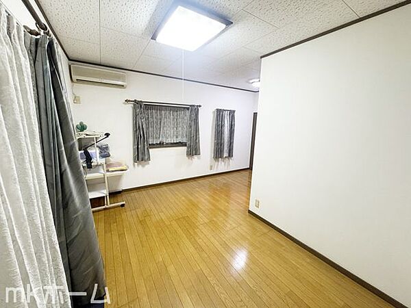 窓からの優しい光がお部屋に差し込みます！白で統一された洋室は多彩なインテリアにマッチします！