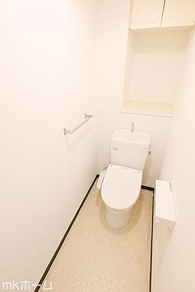 温水洗浄便座付きのトイレです！クリーニング済みですので気持ちよくお使いいただけます！