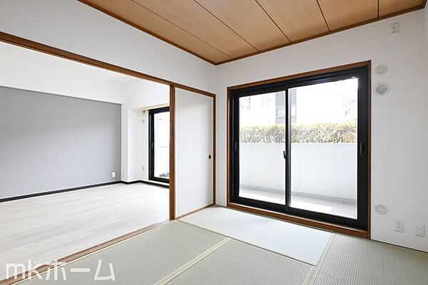 リビング横にはあると落ち着く和室があります！押入収納付きですのでお布団類なども無理なく収納できます！