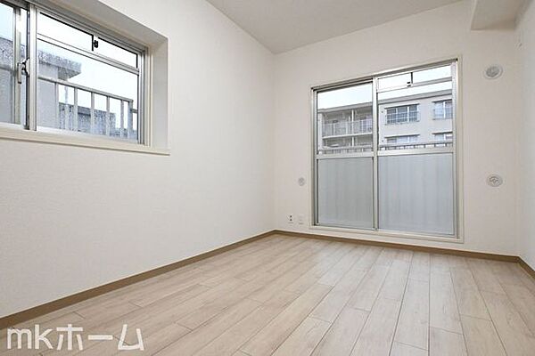 シンプルな洋室はおしゃれで居心地の良い空間です！二面採光で柔らかい陽の光が差し込みます！