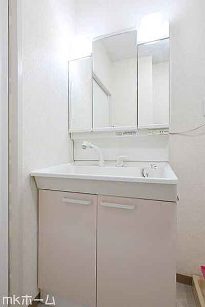三面鏡が付いた洗面化粧台は収納も豊富！散らかりがちな洗面スペースの小物は全て鏡の裏に収納可能です！