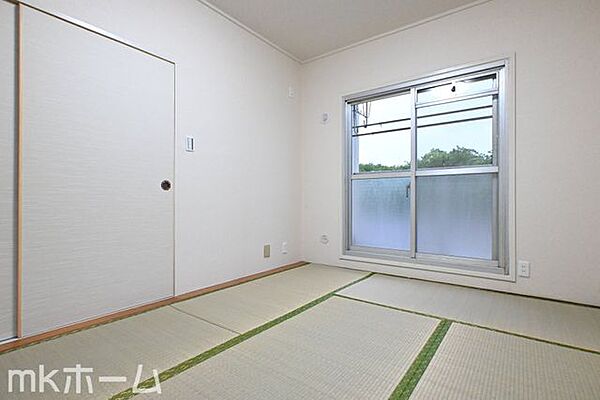 リビング横の和室は多目的に利用可能な空間です！お子様の遊び場、また客間として多彩にご利用頂けます！