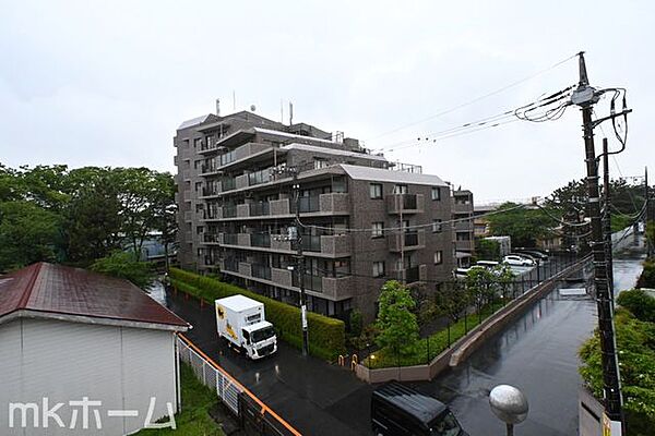 抜けるような眺望はマンションならではですね！3階のお部屋ですので陽当たりも良好です！