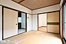 室内：リビング横にはあると落ち着く和室があります！押入収納付きですのでお布団類なども無理なく収納できます！