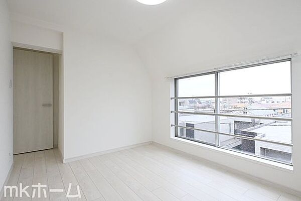 シンプルな洋室はおしゃれで居心地の良い空間です！室内は柔らかい陽の光が差し込みます！