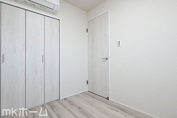 洋室には収納もしっかり完備されており、部屋を広々と利用することが可能なです！