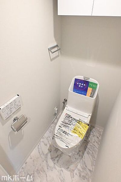 温水洗浄便座付きのトイレです！設備は新品に交換済みですので気持ちよくお住まい頂けます！