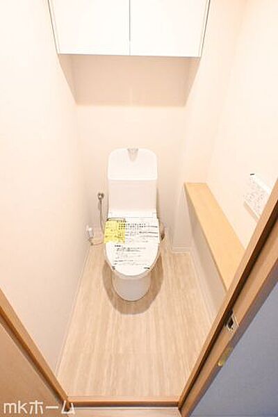 温水洗浄便座付きのトイレです！設備は新品に交換済みですので気持ちよくお住まい頂けます！