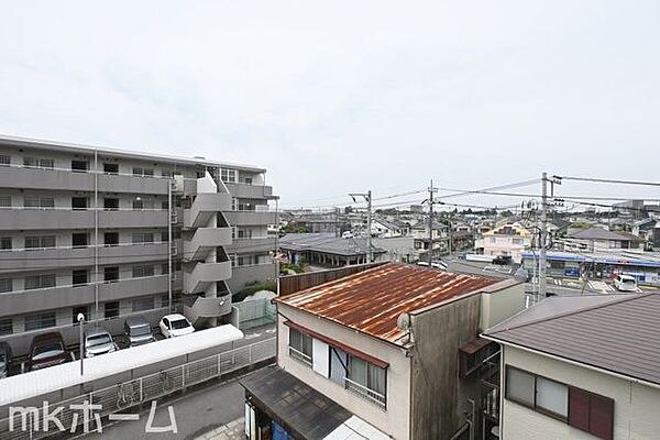 抜けるような眺望はマンションならではですね！4階のお部屋ですので陽当たりも良好です！
