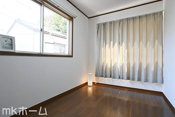 シンプルな洋室はおしゃれで居心地の良い空間です！二面採光で柔らかい陽の光が差し込みます！