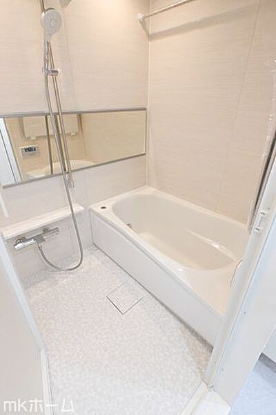 足を延ばし入浴できる大きな浴槽は一日の疲れを癒してくれる空間です！癒しのひと時をお過ごしください！