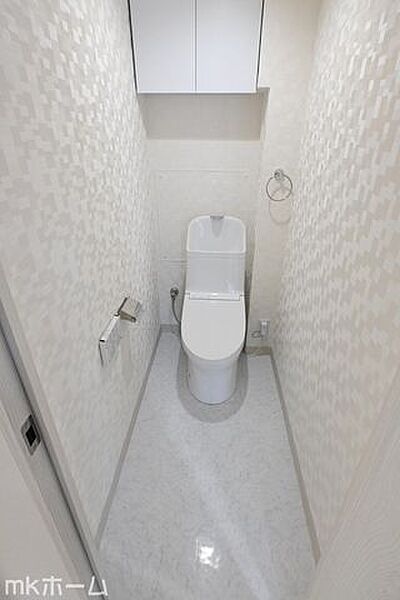 温水洗浄便座付きのトイレです！設備は新品に交換済みですので気持ちよくお住まい頂けます！