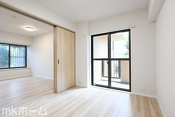 シンプルな洋室はおしゃれで居心地の良い空間です！二面採光で柔らかい陽の光が差し込みます！