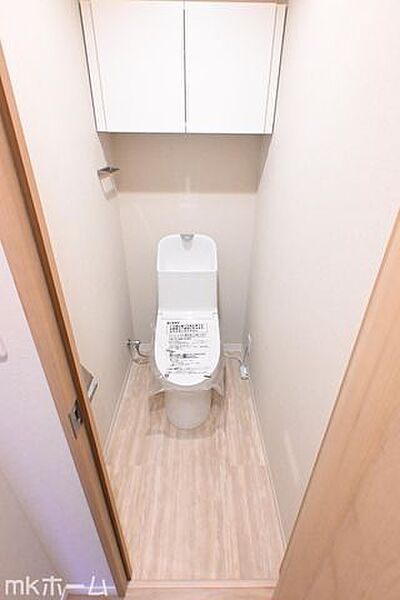 温水洗浄便座付きのトイレです！設備は新品に交換済みですので気持ちよくお住まい頂けます！