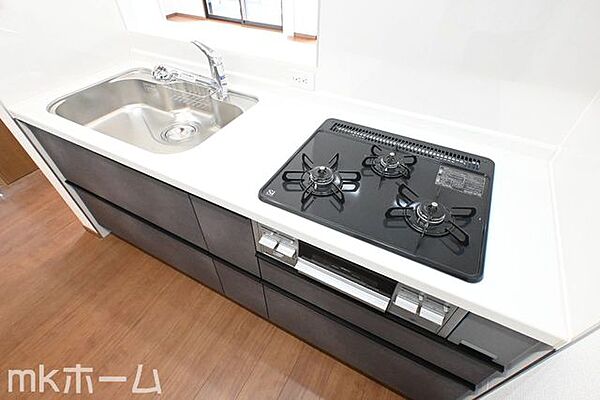 使い勝手の良いシステムキッチンを採用！作業スペースも広めにとられておりご家族でお料理が楽しめます！