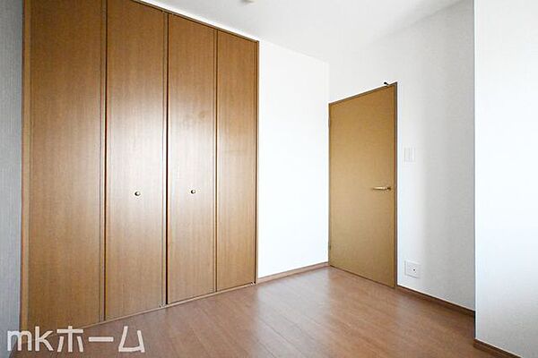 居室に大型のクローゼットを設置！豊富な収納があることで広い居住スペースを確保することができます！