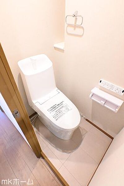 温水洗浄便座付きのトイレです！設備は新品に交換済みですので気持ちよくお住まい頂けます！