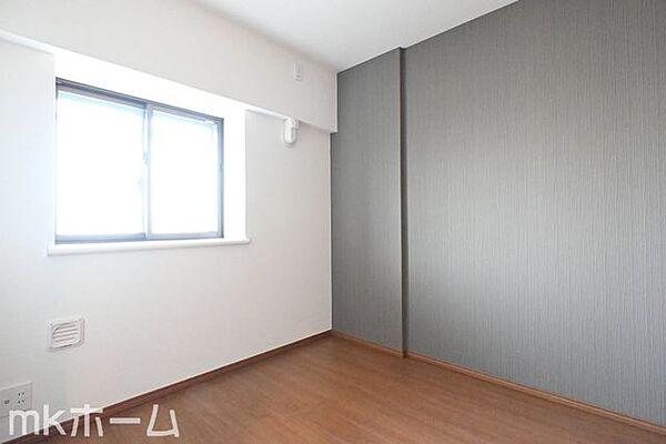 シンプルな洋室はおしゃれで居心地の良い空間です！二面採光で柔らかい陽の光が差し込みます！