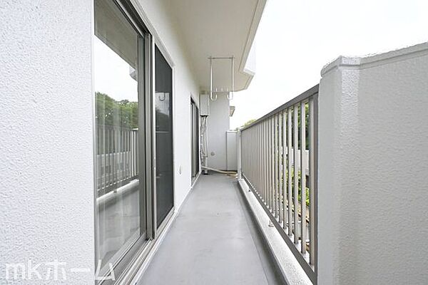 バルコニーは陽当たりとともに風通しも良く洗濯物もよく乾きます！