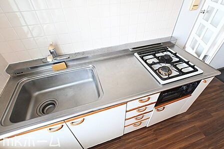 使い勝手の良いシステムキッチンを採用!作業スペースも広めにとられておりご家族でお料理が楽しめます!
