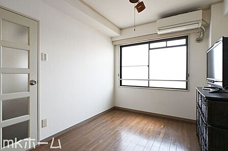 シンプルな洋室はおしゃれで居心地の良い空間です!室内は柔らかい陽の光が差し込みます!