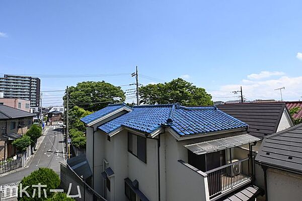 抜けるような眺望はマンションならではですね！3階のお部屋ですので陽当たりも良好です！
