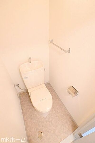 温水洗浄便座付きのトイレです！クリーニング済みですので気持ちよくお使いいただけます！