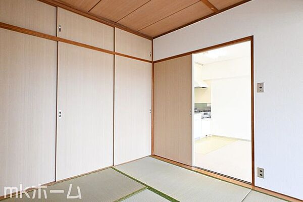 リビング横にはあると落ち着く和室があります！押入収納付きですのでお布団類なども無理なく収納できます！