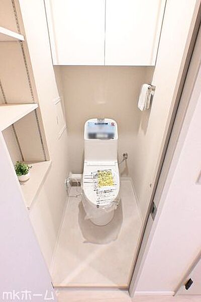 温水洗浄便座付きのトイレです！設備は新品に交換済みですので気持ちよくお住まい頂けます！