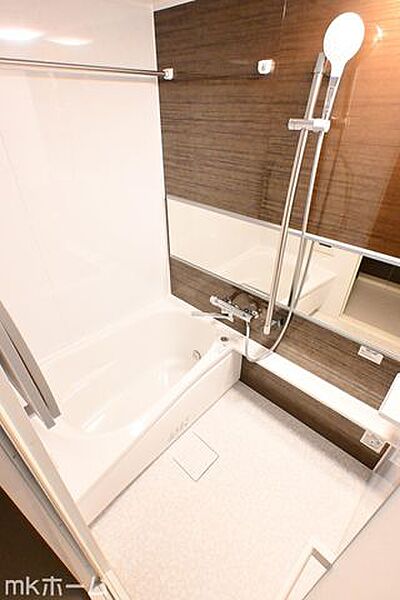 足を延ばし入浴できる大きな浴槽は一日の疲れを癒してくれる空間です！癒しのひと時をお過ごしください！