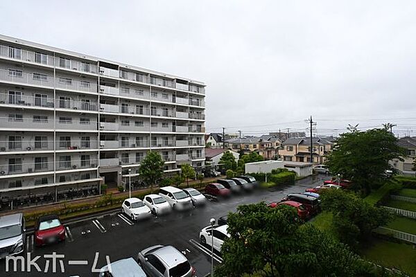 抜けるような眺望はマンションならではですね！3階のお部屋ですので陽当たりも良好です！