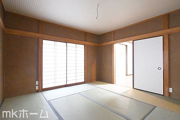 リビング横の和室は多目的に利用可能な空間です！お子様の遊び場、また客間として多彩にご利用頂けます！