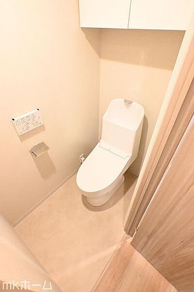 温水洗浄便座付きのトイレです！設備は新品に交換済みですので気持ちよくお住まい頂けます！