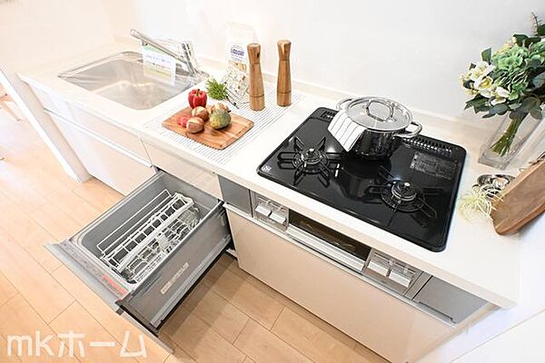 食洗機付きのシステムキッチンは収納も豊富！散らかりがちなキッチンも大容量の収納でスッキリ片付きます！