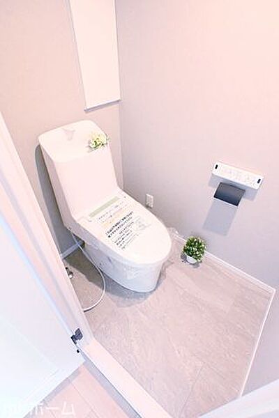 温水洗浄便座付きのトイレです！設備は新品に交換済みですので気持ちよくお住まい頂けます！
