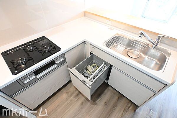 食洗機付きのシステムキッチンは収納も豊富！散らかりがちなキッチンも大容量の収納でスッキリ片付きます！