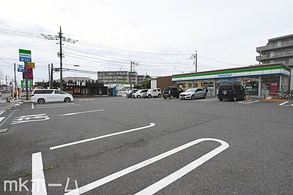 ファミリーマート松戸六高台二丁目店 徒歩11分。 820m