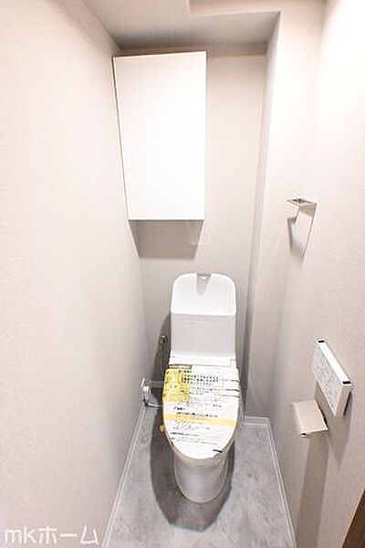 温水洗浄便座付きのトイレです！設備は新品に交換済みですので気持ちよくお住まい頂けます！