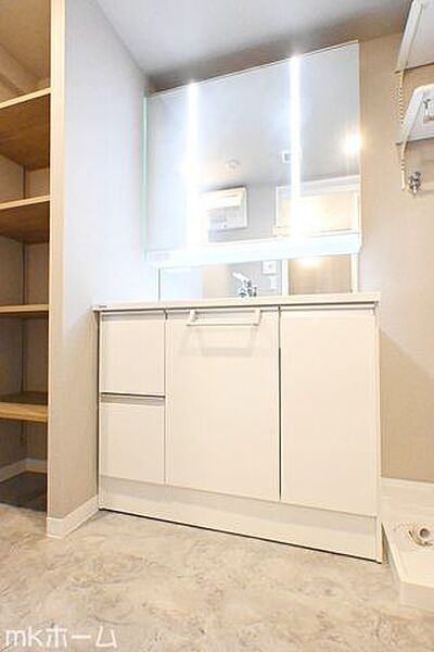 大きな鏡と洗面台が付いた洗面化粧台は収納も豊富！買い置きした日用品などまとめて収納する事が出来ます！