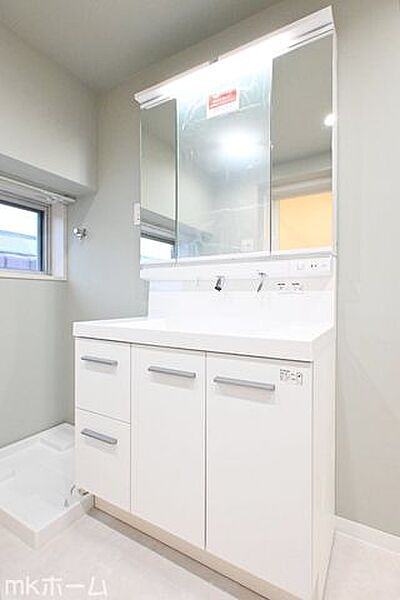 大きな鏡と洗面台が付いた洗面化粧台は収納も豊富！買い置きした日用品などまとめて収納する事が出来ます！