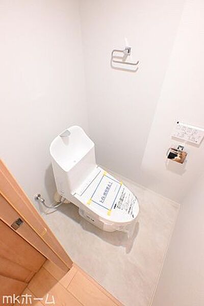 温水洗浄便座付きのトイレです！設備は新品に交換済みですので気持ちよくお住まい頂けます！